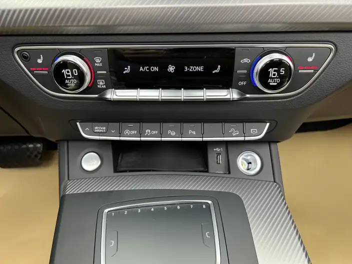 Audi Q5L 2020 Model 45 TFSI Exclusive Fashion Model – фото 12