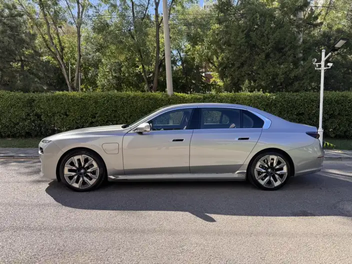 BMW i7 2023 Model eDrive50L Exclusive Model Luxury Set – фото 3