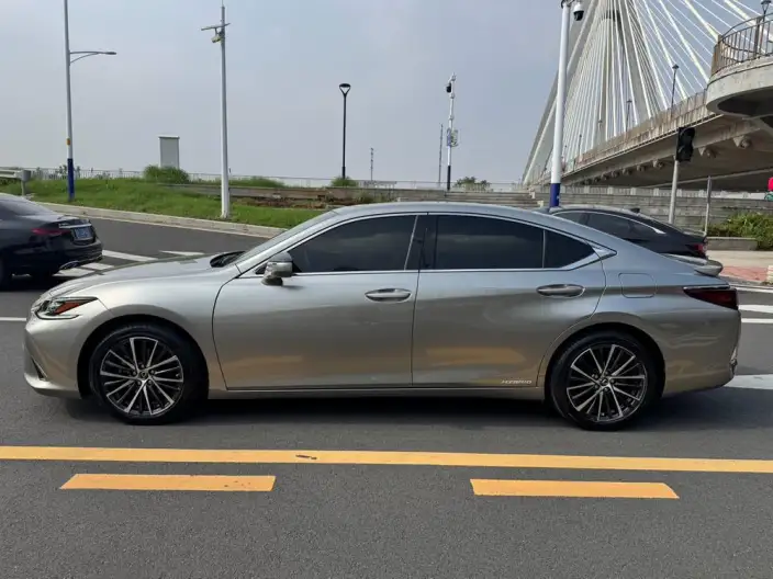 Lexus ES 2021 Model 300h Premium – фото 4