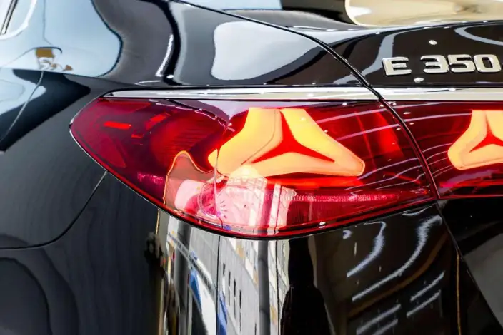 Mercedes-Benz E-Class PHEV 2024 Model E 350 e L sedan – фото 11