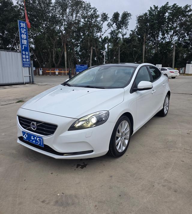 Volvo V40 2016 модификация T3 Smart Yi Edition – фото 1