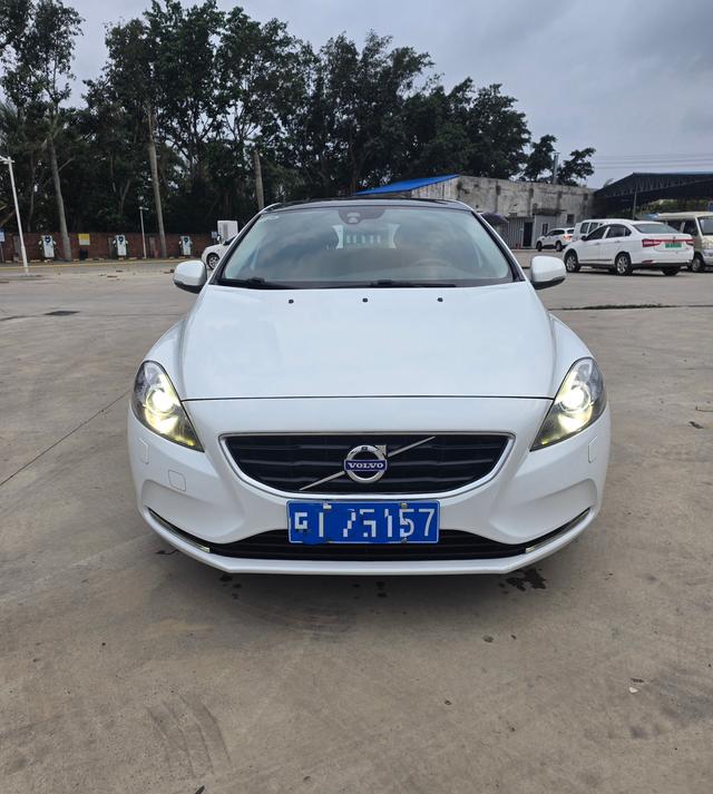 Volvo V40 2016 модификация T3 Smart Yi Edition – фото 2