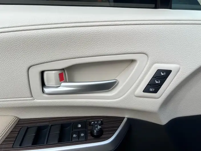 Granvia 2023 Model Intelligent Hybrid 2.5L Noble PLUS – фото 12