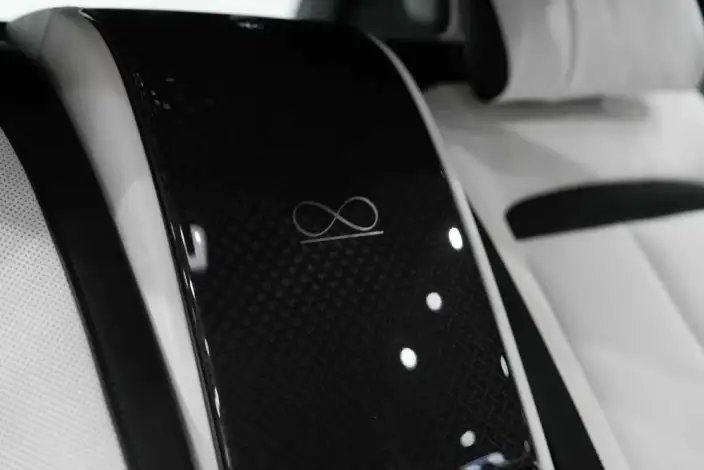 Cullinan 2020 Model Black Badge – фото 15