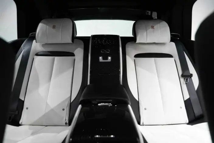 Cullinan 2020 Model Black Badge – фото 38