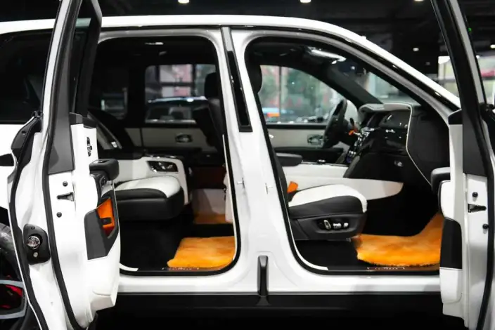 Cullinan 2020 Model Black Badge – фото 42