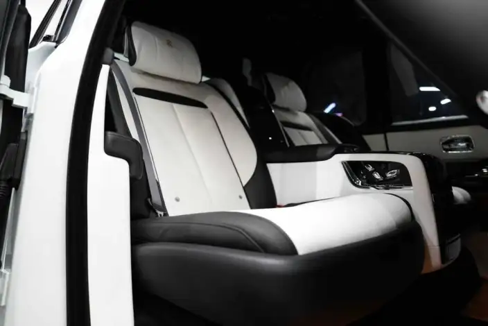 Cullinan 2020 Model Black Badge – фото 44