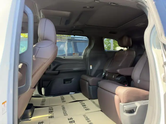 Toyota Sienna 2023 Model Facelift Hybrid 2.5L Platinum edition – фото 10