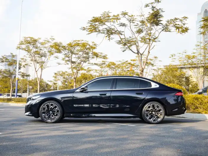 BMW 5 Series 2024 Model 530Li Exclusive Model M Sports Set – фото 3
