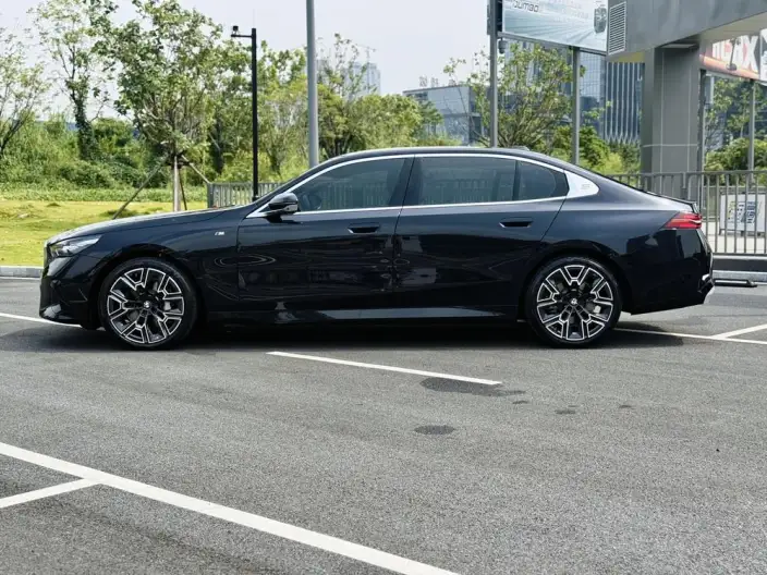 BMW 5 Series 2024 Model 530Li Exclusive Model M Sports Set – фото 4