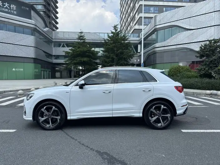 AUDI Q3 2025 Model quattro 45th Anniversary Collector Edition Edition 35 TFSI Fashion Dynamic Model – фото 4