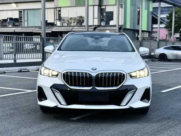 BMW 5 Series 2025 Model 530Li Leading Model M Sports Set – фото 2