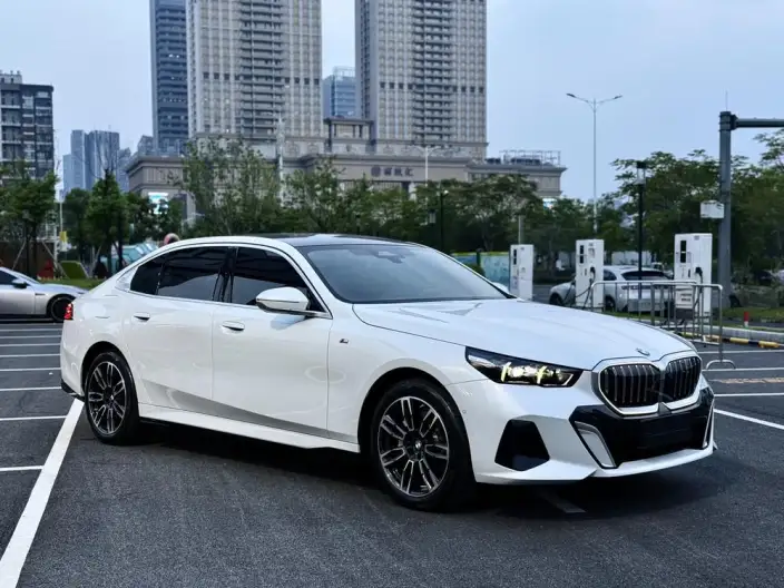 BMW 5 Series 2025 Model 530Li Leading Model M Sports Set – фото 3