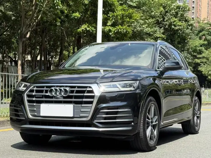 Audi Q5L 2020 Model 45 TFSI Exclusive Fashion Model – фото 1