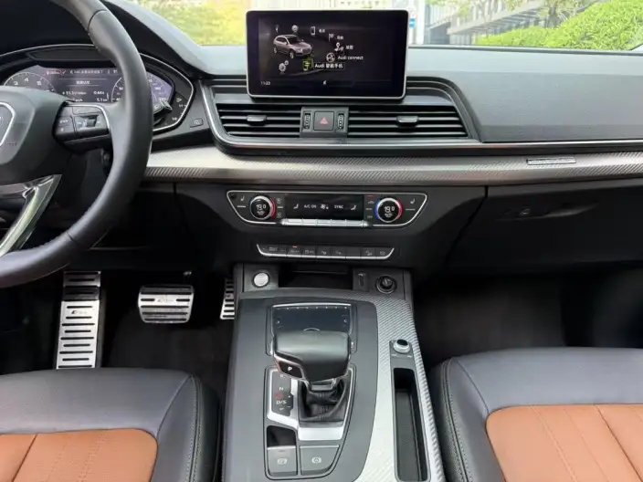 Audi Q5L 2020 Model 45 TFSI Exclusive Fashion Model – фото 9