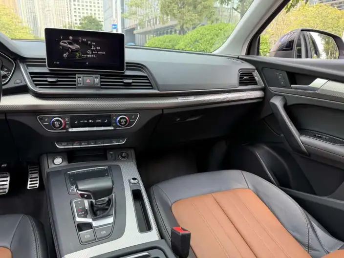 Audi Q5L 2020 Model 45 TFSI Exclusive Fashion Model – фото 10