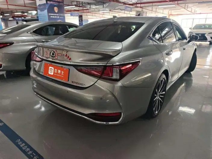 Lexus ES 2022 Model 300h Premium – фото 4