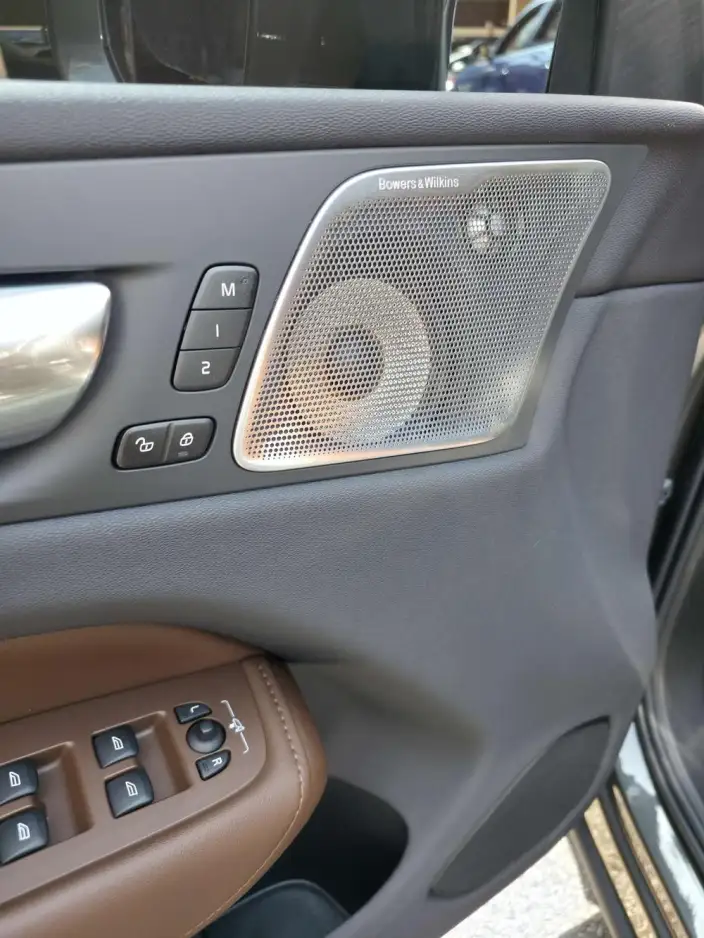 Volvo XC60 PHEV 2022 Model T8 4WD Smart Elegance Deluxe Edition – фото 8