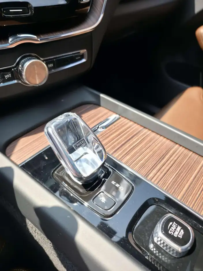 Volvo XC60 PHEV 2022 Model T8 4WD Smart Elegance Deluxe Edition – фото 10