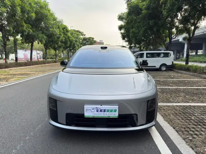 Li Auto i8 2025 Model Standard Edition – фото 2