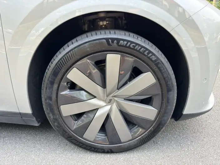 Li Auto i8 2025 Model Standard Edition – фото 9