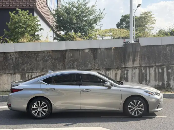Lexus ES 2020 Model 300h Superior Edition China V – фото 7