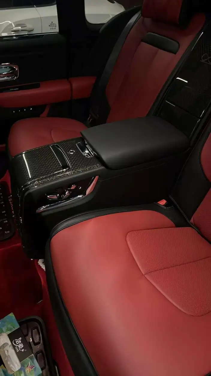 Cullinan 2020 Model Black Badge – фото 5