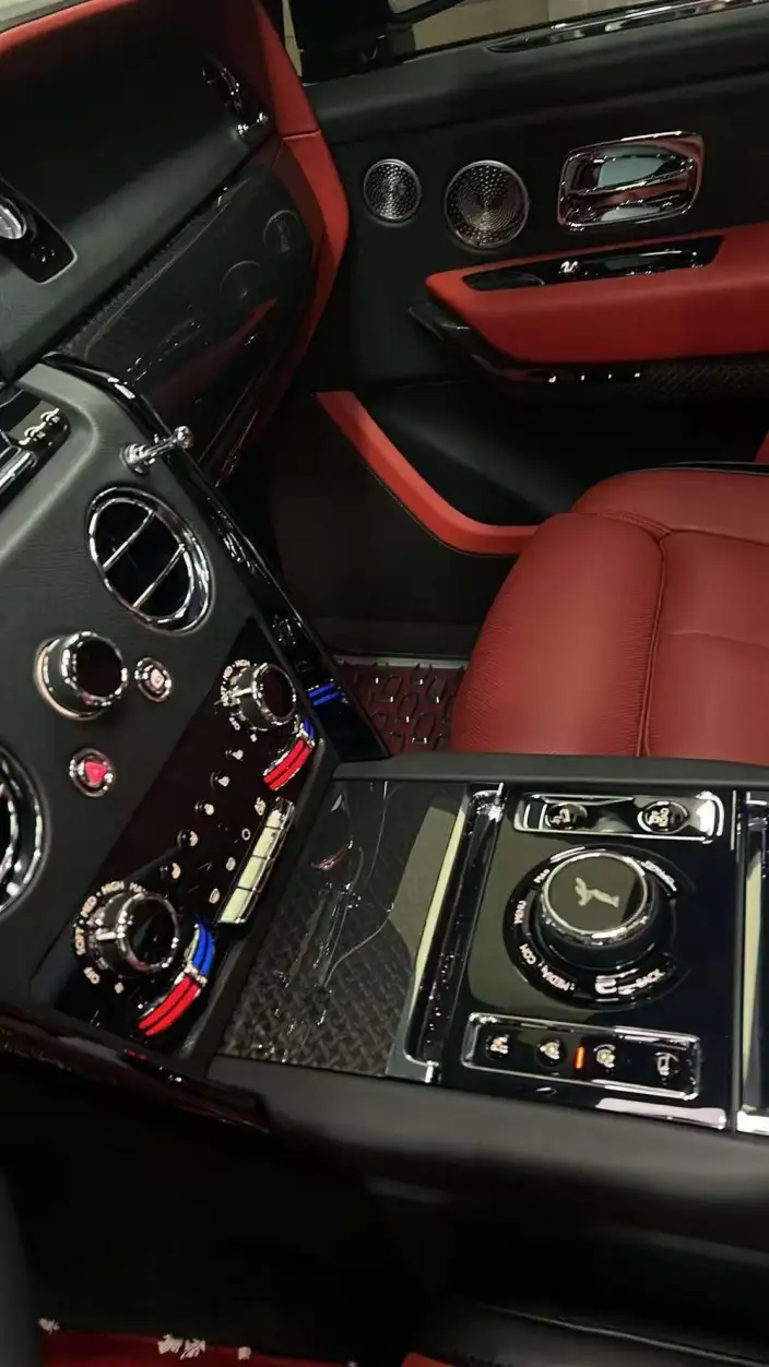 Cullinan 2020 Model Black Badge – фото 6