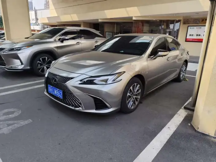 Lexus ES 2025 Model 300h Premium – фото 1