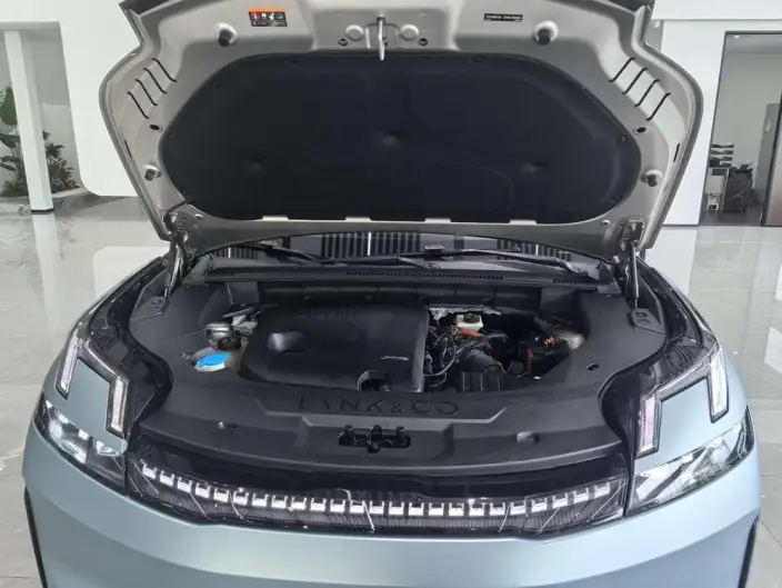 Lynk & Co 08 EM-P 2025 Model 220 4WD Performance Halo – фото 9