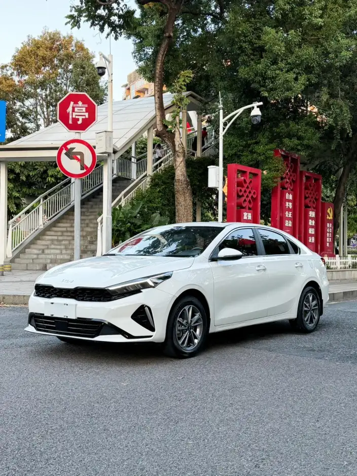 Kia K3 2023 Model 1.5L IVT Deluxe Edition – фото 1
