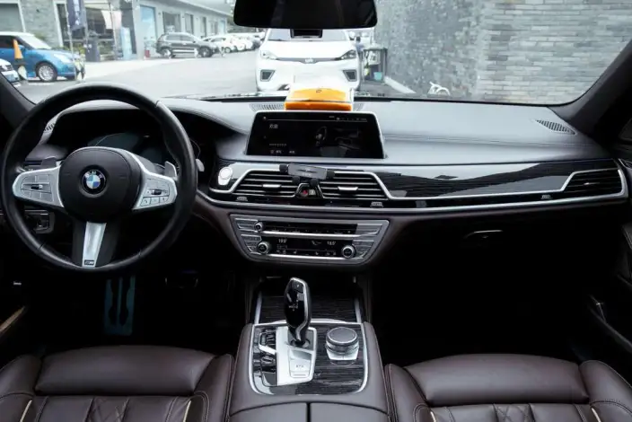 BMW 7 Series 2021 Model 730Li M Sports Set – фото 10