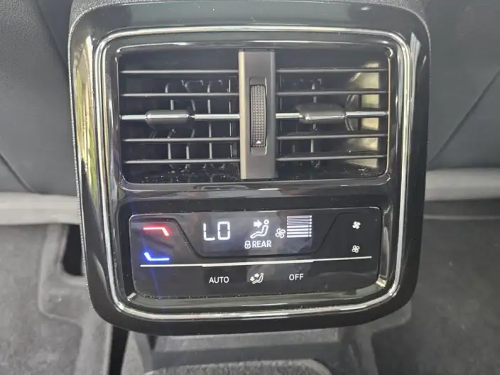 Volkswagen Passat 2023 Model Facelift 330TSI Deluxe Edition – фото 9