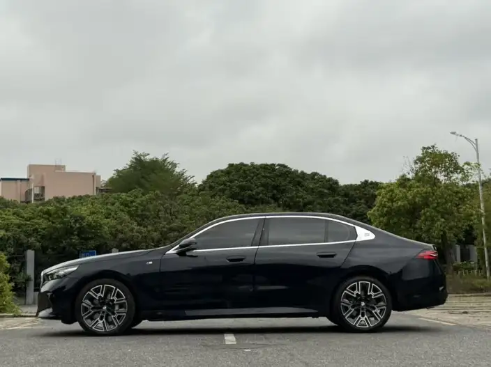 BMW 5 Series 2025 Model 530Li Exclusive Model M Sports Set – фото 4