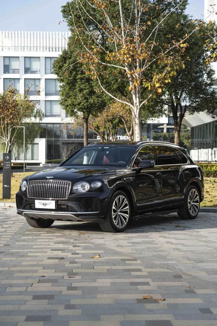 Bentayga 2023 Model 4.0T V8 Long wheelbase Edition – фото 1