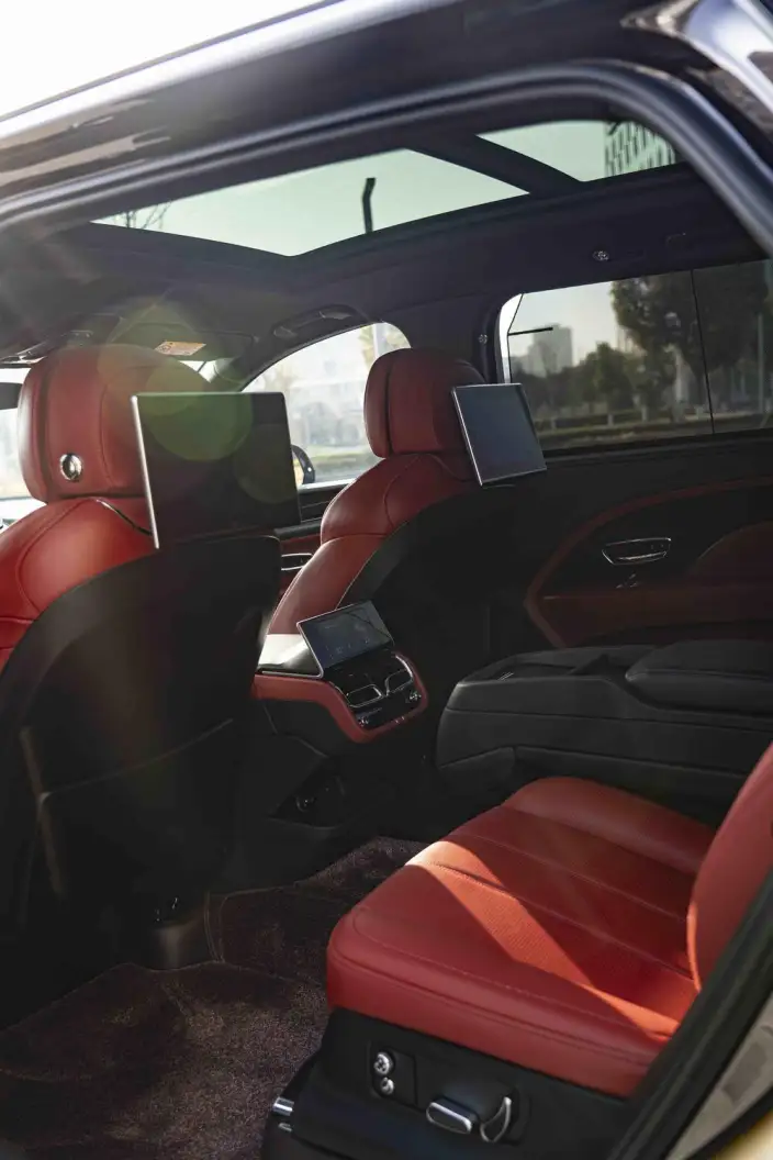 Bentayga 2023 Model 4.0T V8 Long wheelbase Edition – фото 7