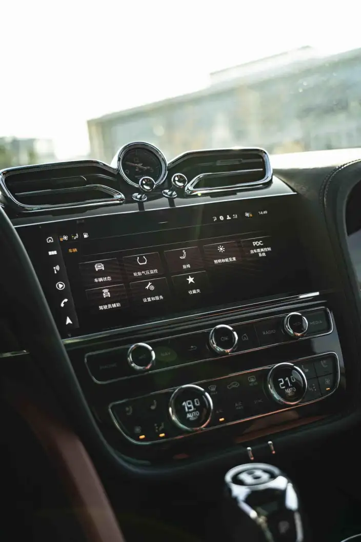 Bentayga 2023 Model 4.0T V8 Long wheelbase Edition – фото 9