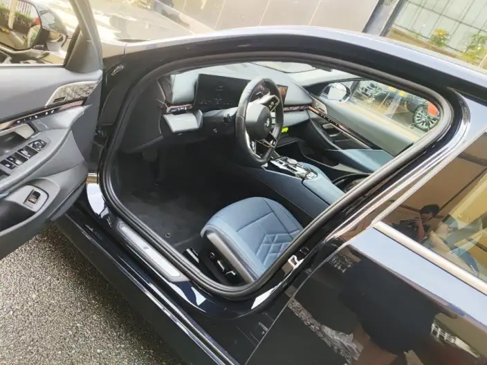 BMW 5 Series 2025 Model 530Li Exclusive Model M Sports Set – фото 5
