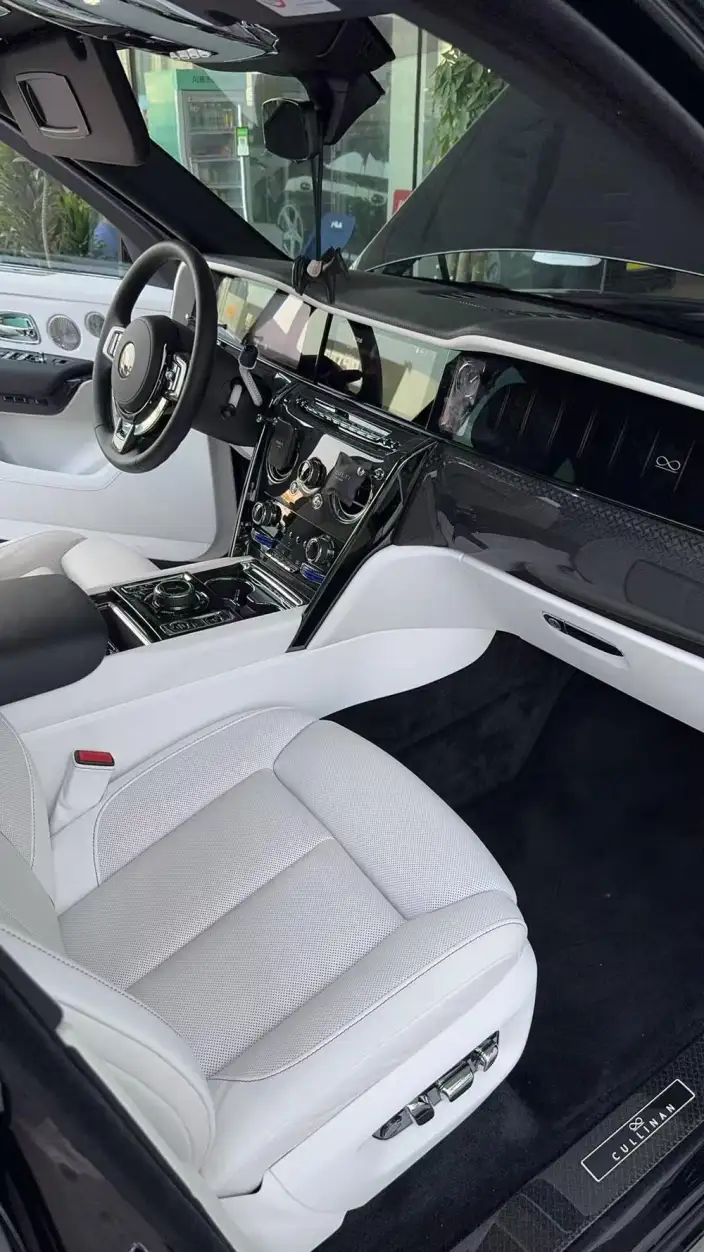Cullinan 2024 Model Black Badge – фото 6
