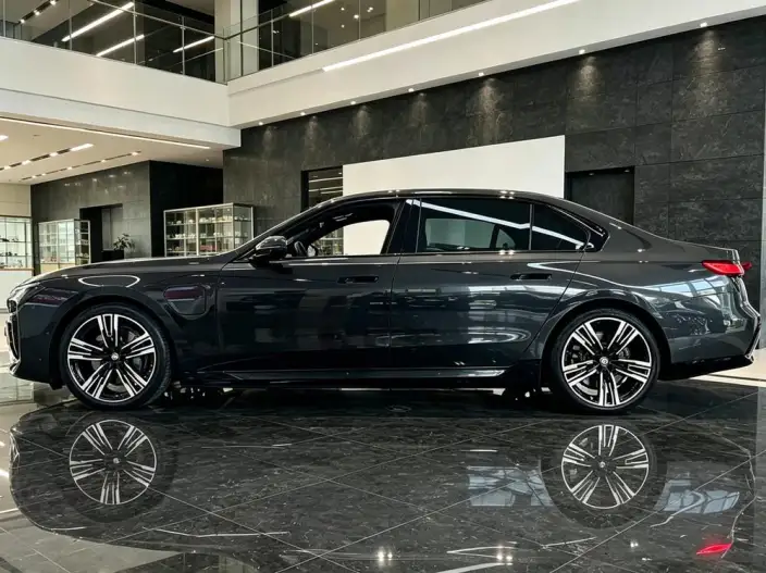 BMW i7 2023 Model eDrive50L Exclusive Model M Sports Set – фото 3