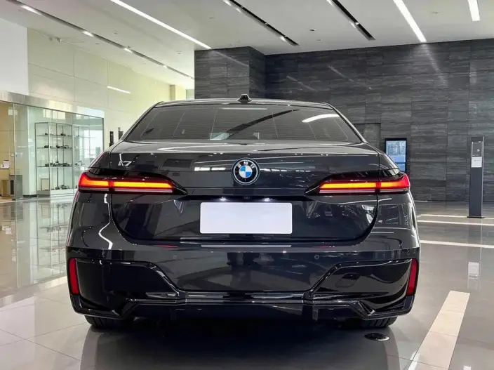 BMW i7 2023 Model eDrive50L Exclusive Model M Sports Set – фото 4