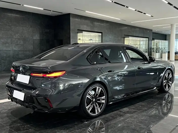 BMW i7 2023 Model eDrive50L Exclusive Model M Sports Set – фото 5