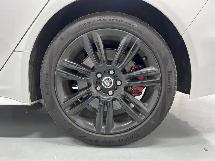 Jaguar XE L 2025 Model 2.0T 250PS R-DYNAMIC 90th Anniversary Collector Edition Edition – фото 9