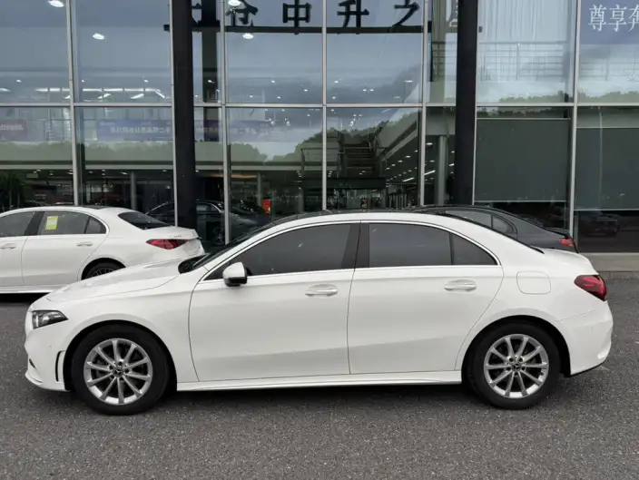 Mercedes-Benz A-class 2021 Model A 200 L Sports sedan Fashion Edition – фото 4