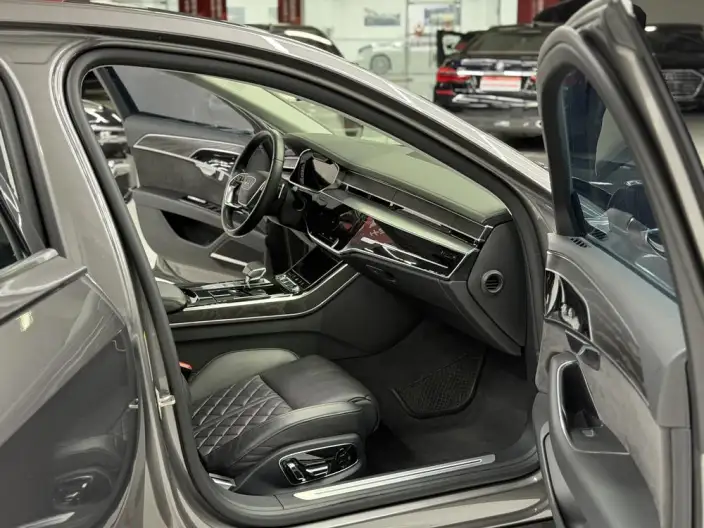 Audi A8 2021 Model A8L 50 TFSI quattro Comfort Model – фото 8