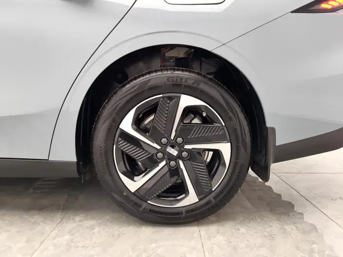 Geely Galaxy L6 2023 Model 1.5T DHT 60km PLUS – фото 9
