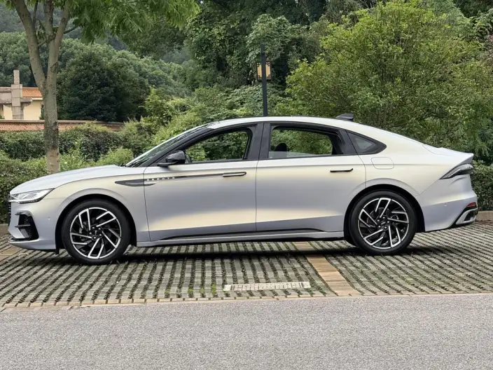 Lincoln Z 2022 Model Facelift i Cool Zunya Edition – фото 4
