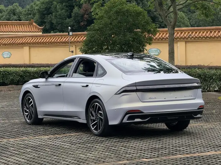Lincoln Z 2022 Model Facelift i Cool Zunya Edition – фото 5