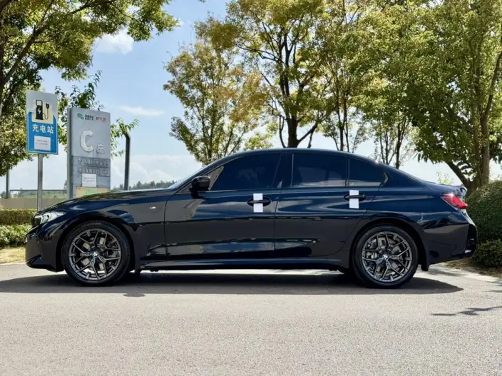 BMW 3 Series 2025 Model 330i M Sports Night Set – фото 4