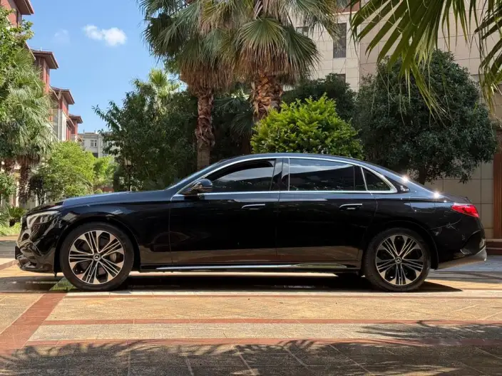 Mercedes-Benz E-Class PHEV 2024 Model E 350 e L Sports sedan – фото 4